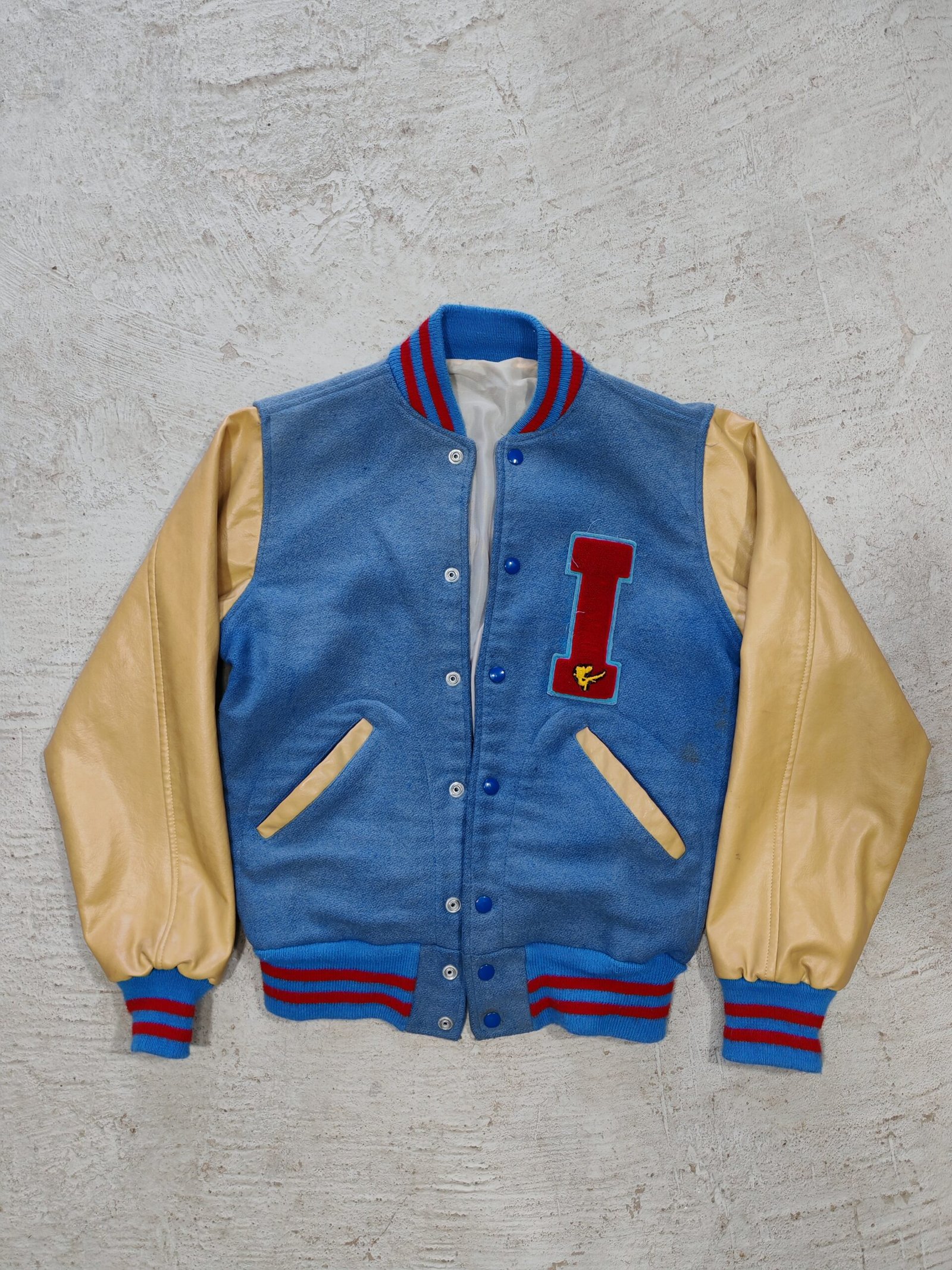 IMG_20260410_174221 VARSIY JACKET VINTAGE AZUL Y CREMA TALLA S - Imagen 1